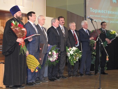 Виктор Басаргин вручил ученым премии в области науки по итогам 2012 года.