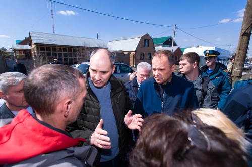 Александр Куренков и Игорь Комаров осмотрели освобожденные от воды территории Орска и пообщались с жителями