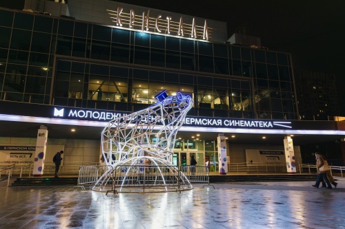 Медведь ученый приветствовал участников и зрителей научного стендапа перед молодежным центром «Кристалл»